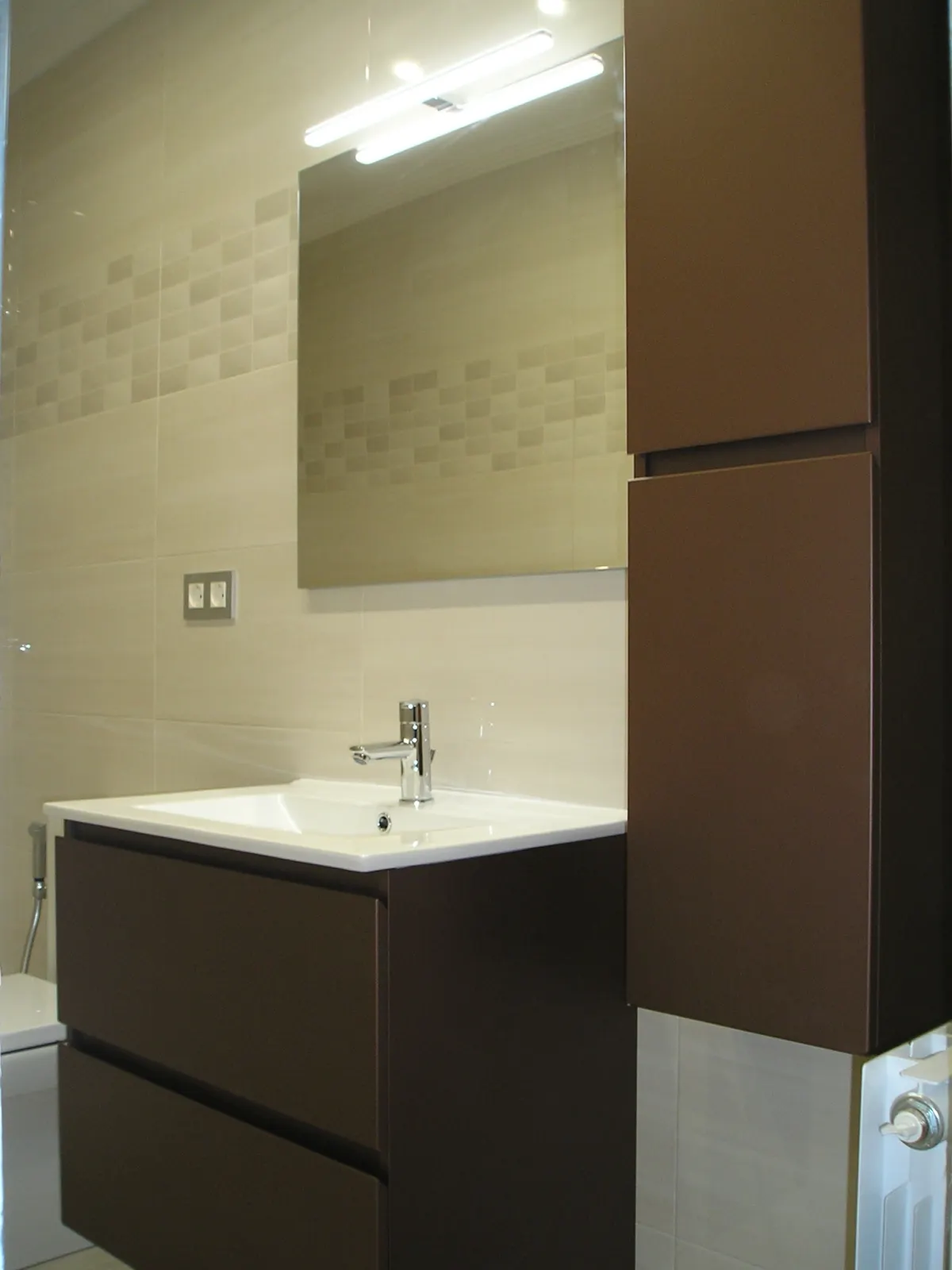 Baño con mueble suspendido en madera — Baños y cocinas por Reformas Monroy
