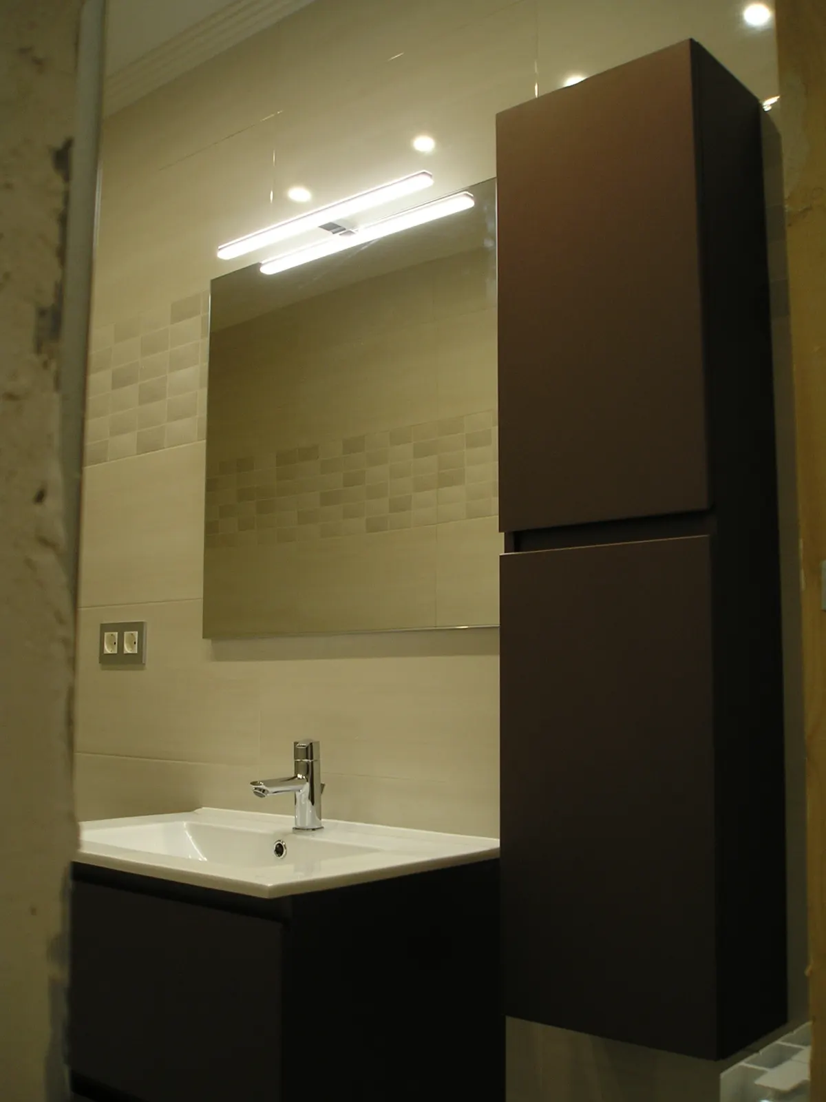 Baño con mueble suspendido en madera — Baños y cocinas por Reformas Monroy (foto 2)