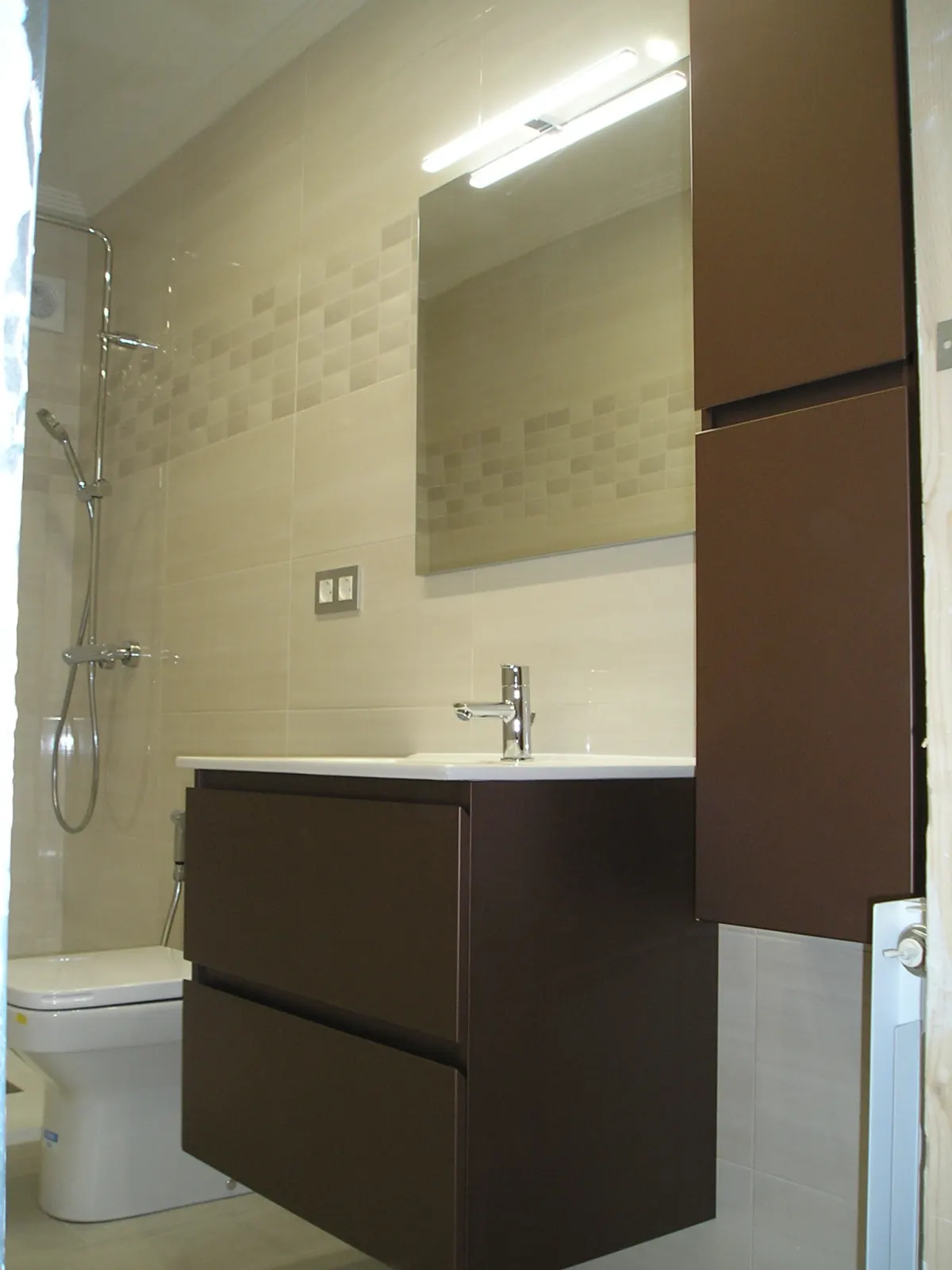 Baño con mueble suspendido en madera — Baños y cocinas por Reformas Monroy (foto 3)