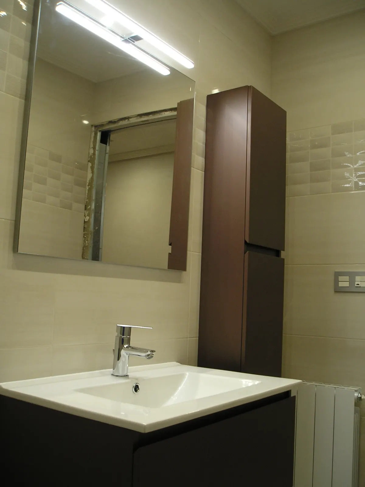 Baño con mueble suspendido en madera — Baños y cocinas por Reformas Monroy (foto 4)