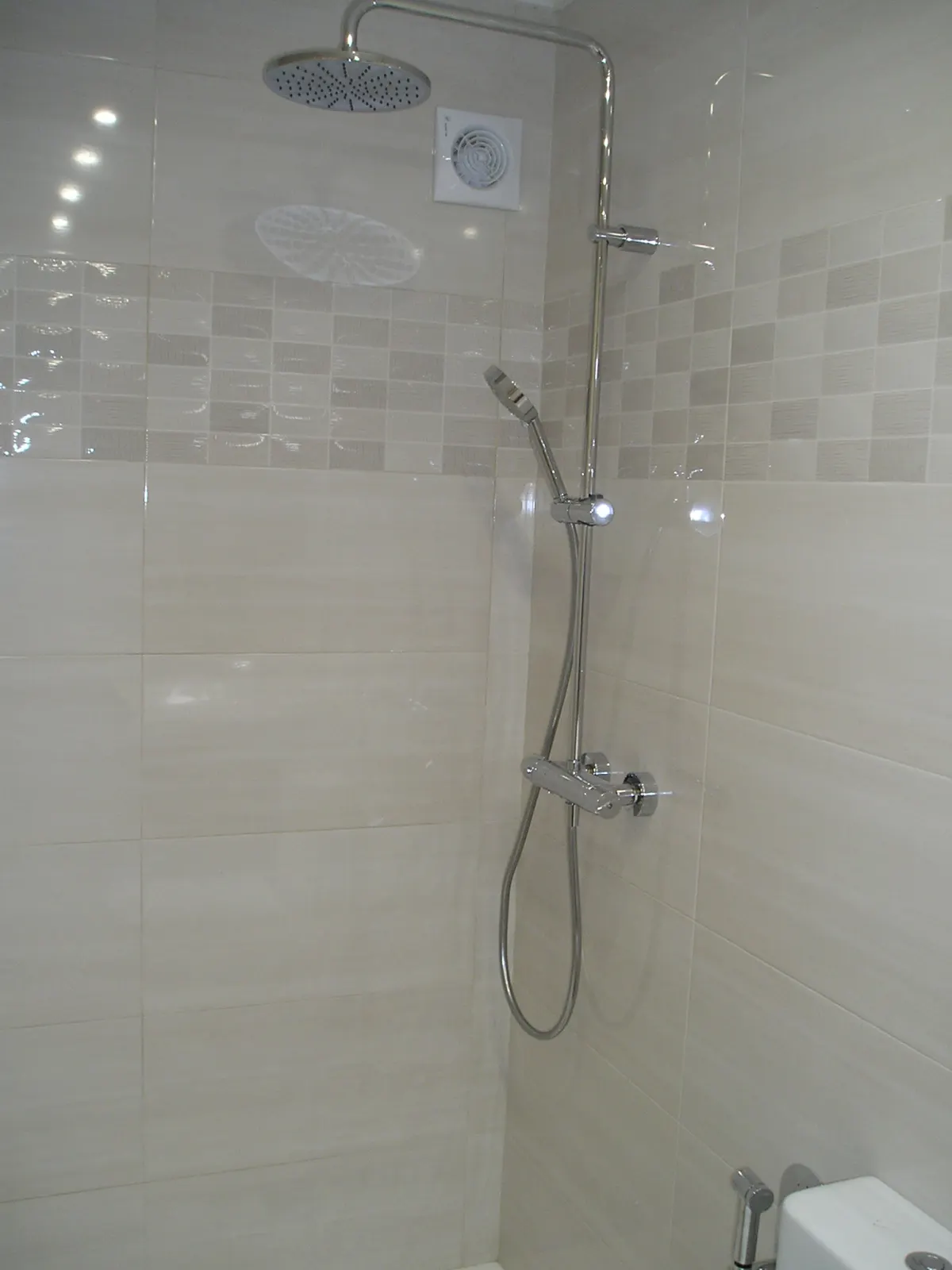 Baño con mueble suspendido en madera — Baños y cocinas por Reformas Monroy (foto 5)