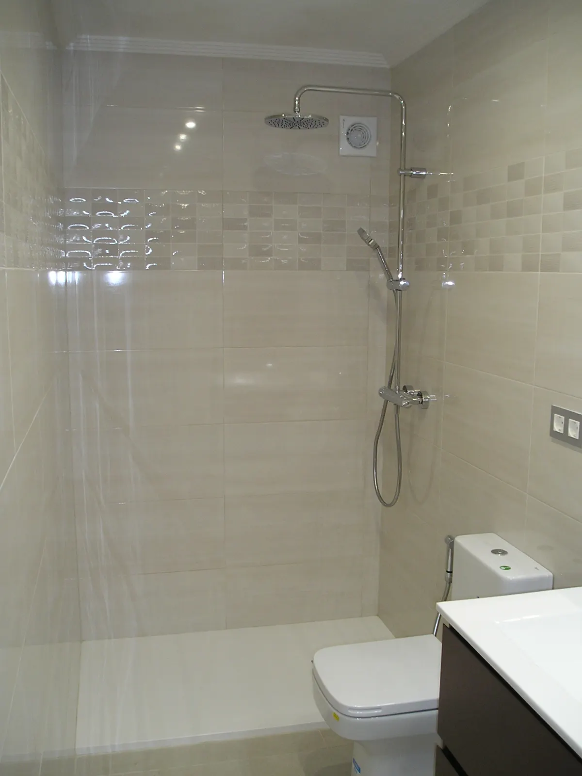 Baño con mueble suspendido en madera — Baños y cocinas por Reformas Monroy (foto 6)