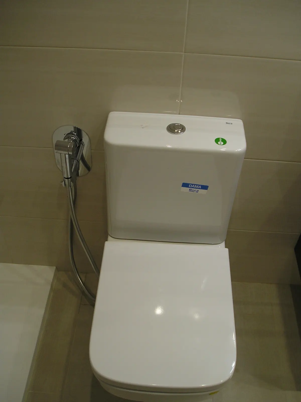 Baño con mueble suspendido en madera — Baños y cocinas por Reformas Monroy (foto 7)