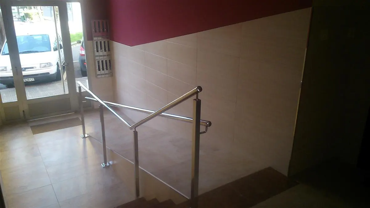 Portal con rampa y barandilla de acero — Portales y accesibilidad por Reformas Monroy
