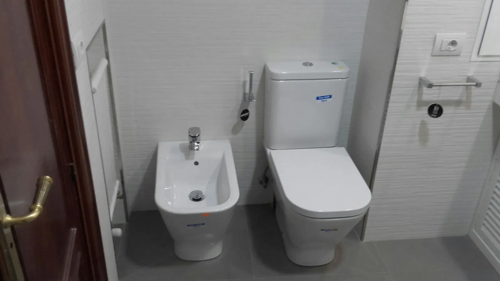 Baño con mampara corredera y revestimiento gris — Baños y cocinas por Reformas Monroy (foto 2)
