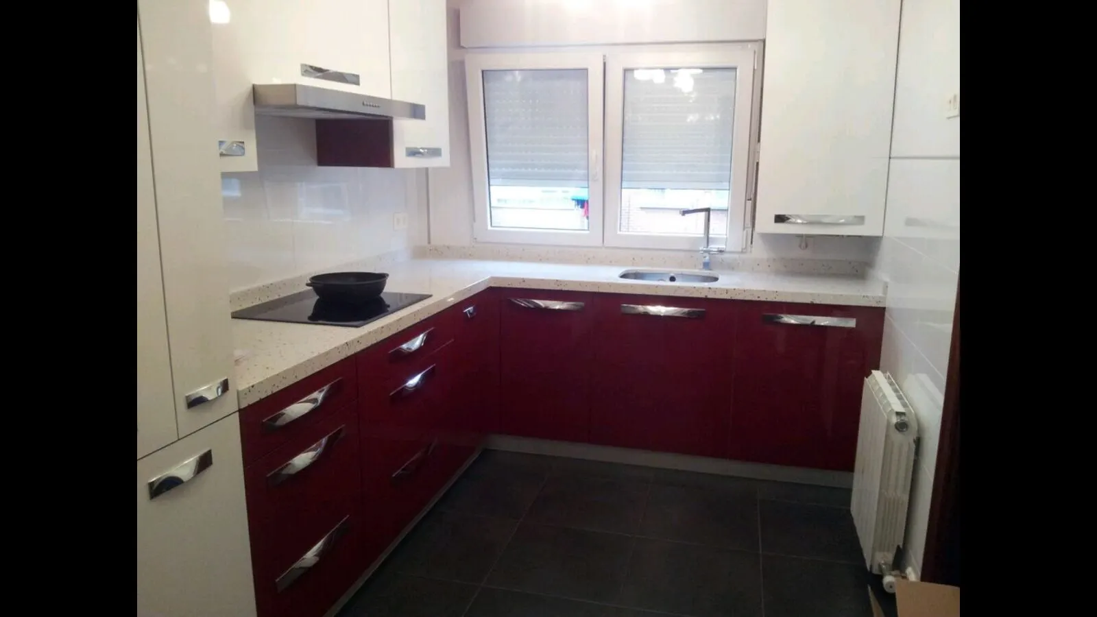 Cocina en granate con encimera blanca — Baños y cocinas por Reformas Monroy (foto 2)