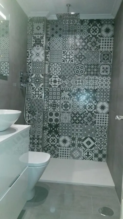 Baño con azulejo hidráulico en la ducha — Baños y cocinas por Reformas Monroy
