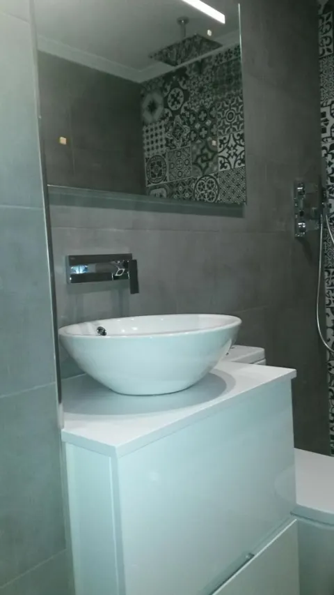 Baño con azulejo hidráulico en la ducha — Baños y cocinas por Reformas Monroy (foto 2)