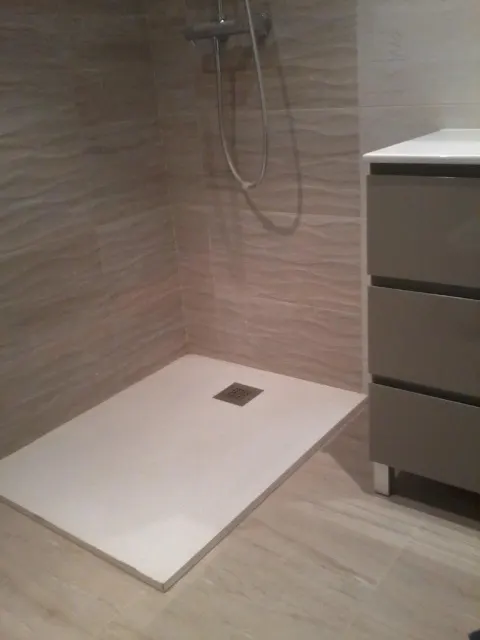 Baño con plato de ducha extraplano — Baños y cocinas por Reformas Monroy (foto 2)