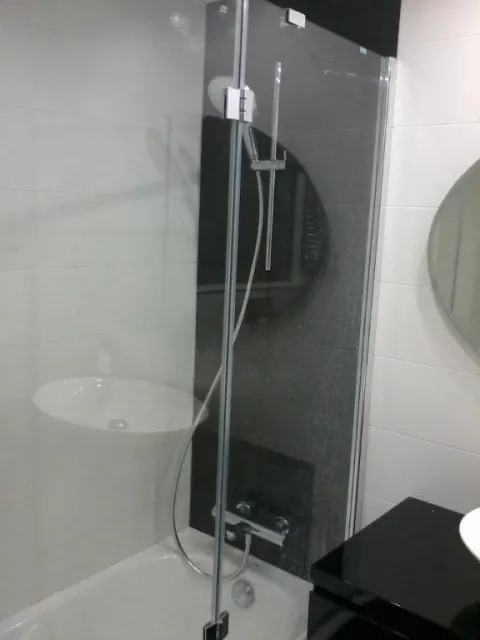 Baño con plato de ducha y mampara de cristal — Baños y cocinas por Reformas Monroy