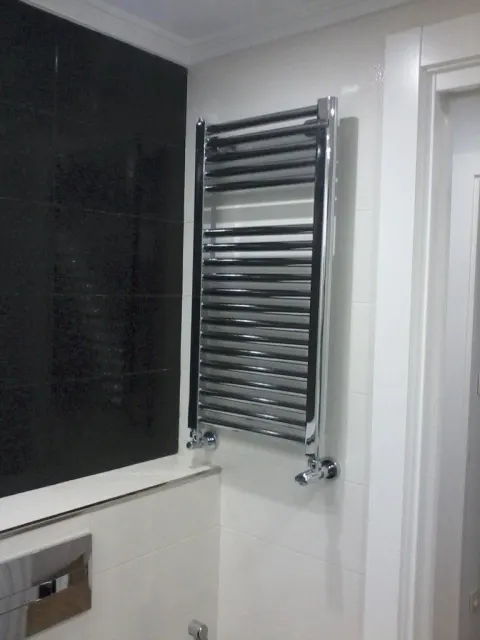 Baño con plato de ducha y mampara de cristal — Baños y cocinas por Reformas Monroy (foto 2)
