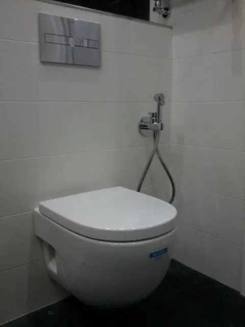 Baño con plato de ducha y mampara de cristal — Baños y cocinas por Reformas Monroy (foto 3)