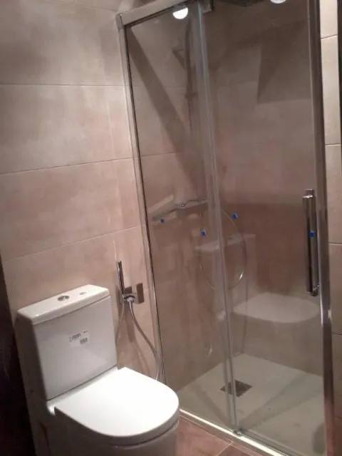 Baño con plato de ducha y mampara de cristal — Baños y cocinas por Reformas Monroy (foto 4)
