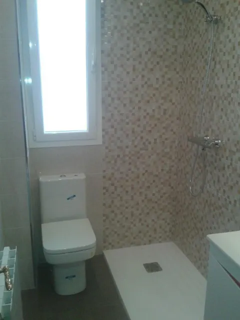 Baño con ventana y plato de ducha — Baños y cocinas por Reformas Monroy