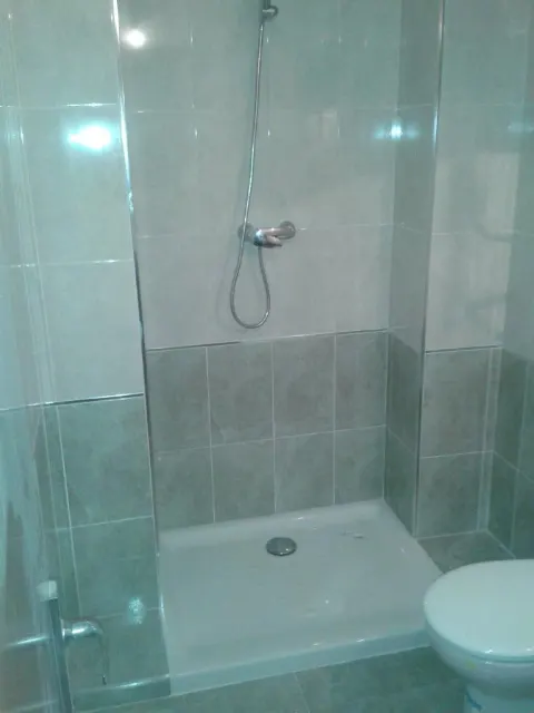 Baño con ventana y plato de ducha — Baños y cocinas por Reformas Monroy (foto 2)