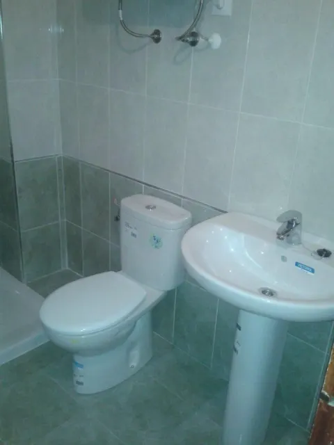 Baño con ventana y plato de ducha — Baños y cocinas por Reformas Monroy (foto 3)