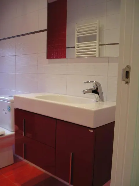 Baño en granate y blanco — Baños y cocinas por Reformas Monroy