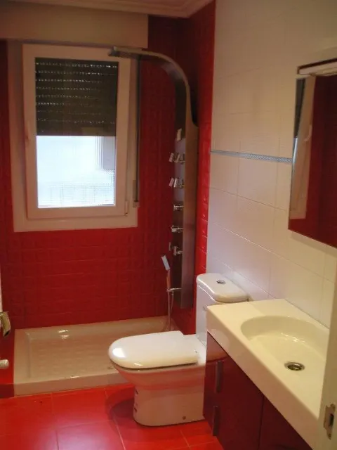 Baño en granate y blanco — Baños y cocinas por Reformas Monroy (foto 2)
