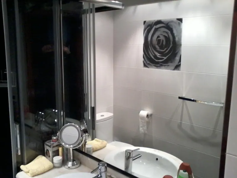 Baño con azulejo hidráulico en la ducha — Baños y cocinas por Reformas Monroy (foto 3)