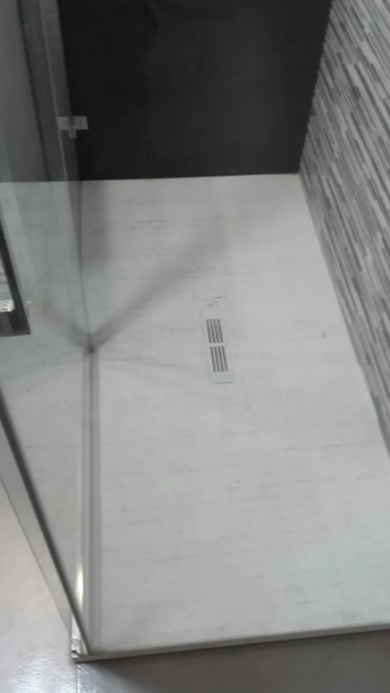 Baño con mampara corredera y revestimiento gris — Baños y cocinas por Reformas Monroy (foto 3)