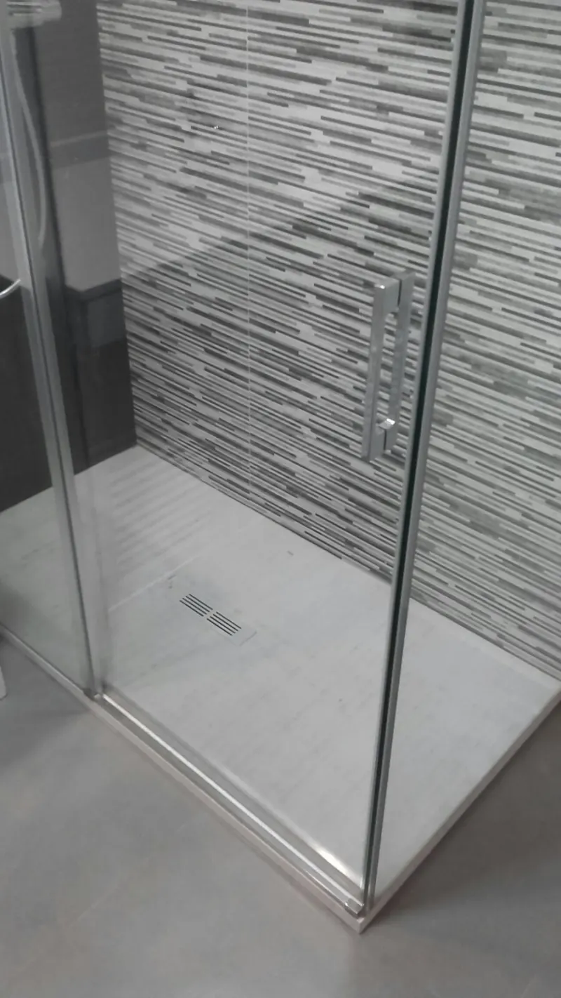 Baño con mampara corredera y revestimiento gris — Baños y cocinas por Reformas Monroy (foto 4)