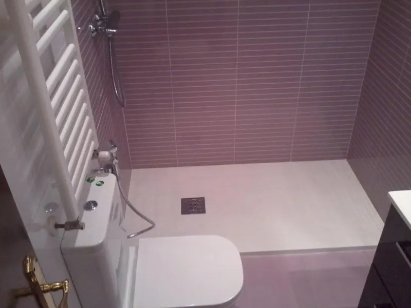 Baño con plato de ducha extraplano — Baños y cocinas por Reformas Monroy (foto 3)