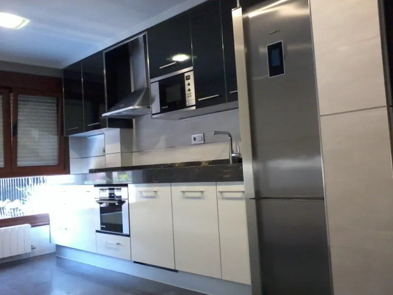 Cocina blanca y negra — Baños y cocinas por Reformas Monroy