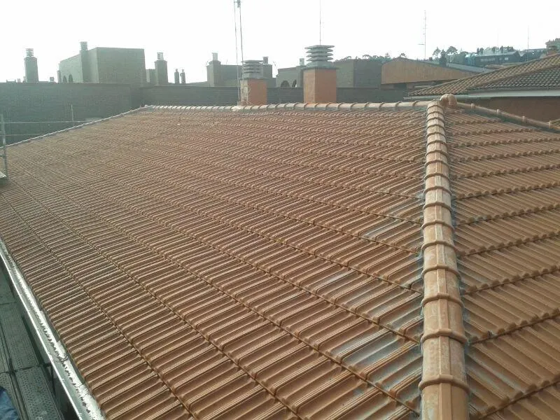 Cubierta de teja con limahoyas y chimeneas — Cubiertas y tejados por Reformas Monroy