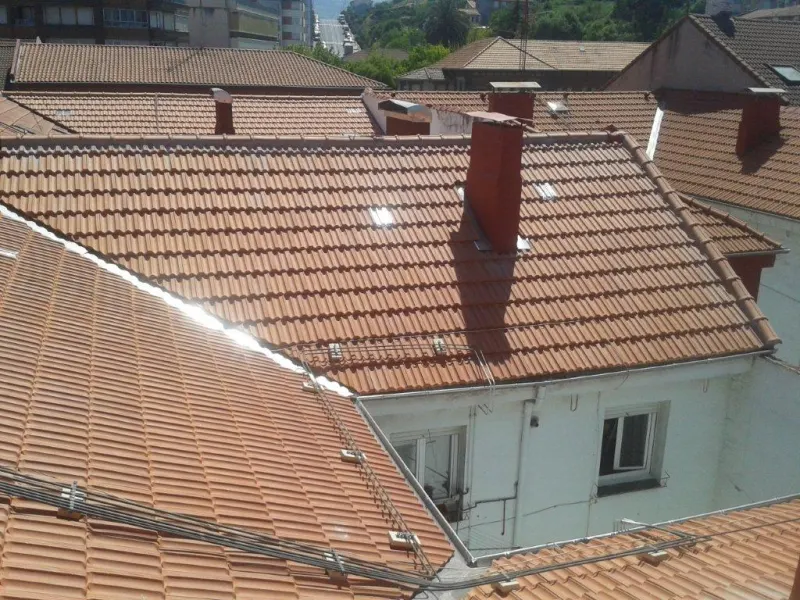 Impermeabilización de cubierta y chimenea — Cubiertas y tejados por Reformas Monroy