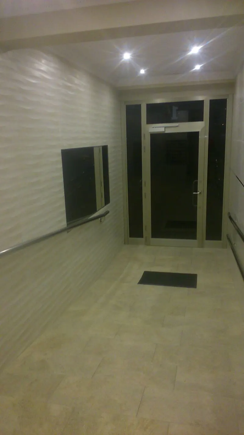 Rehabilitación de portal con pasamanos — Portales y accesibilidad por Reformas Monroy (foto 3)