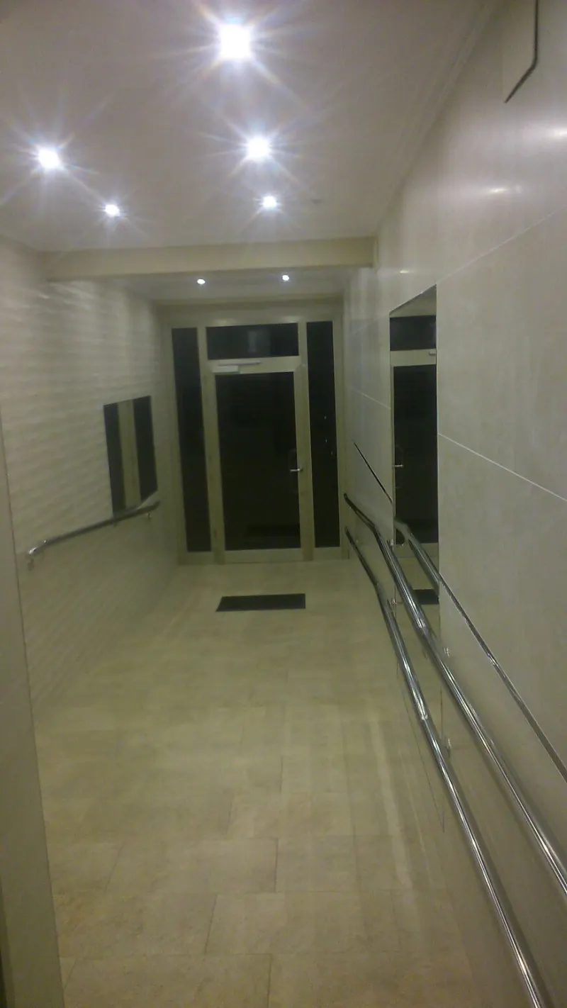 Rehabilitación de portal con pasamanos — Portales y accesibilidad por Reformas Monroy (foto 5)