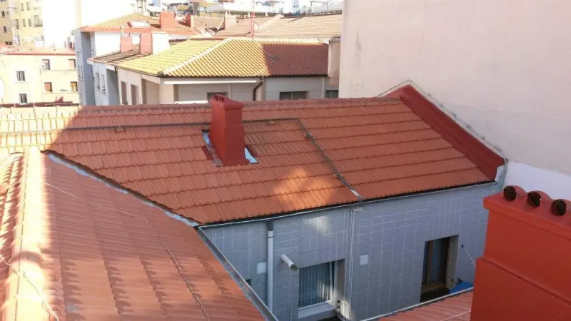 Retejado de cubierta en casas adosadas — Cubiertas y tejados por Reformas Monroy (foto 2)
